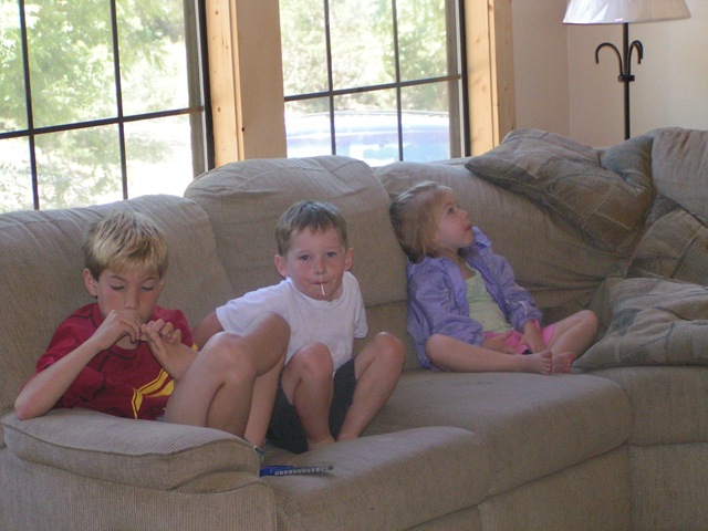 [couchkids1[3].jpg]